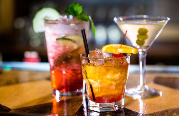 鮮やかなカクテルのあるバー | 足利市のハワイアンのお店・Hawaiian Dining Bar Lua's